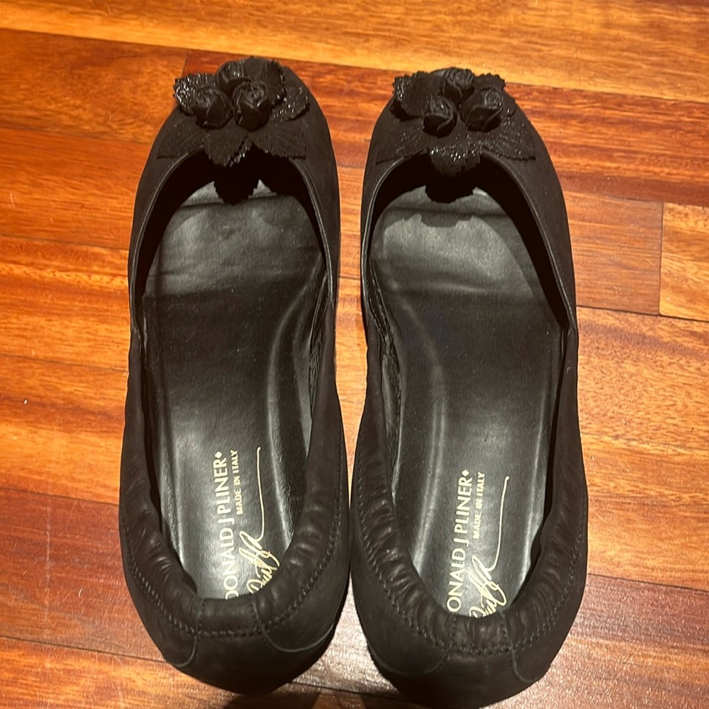 Peep toe suede flats!